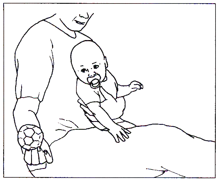 Voksen sidder med barn på skødet og holder legetøj ud til højre side. Barnet sidder på skødet med hovedet væk fra den voksne.