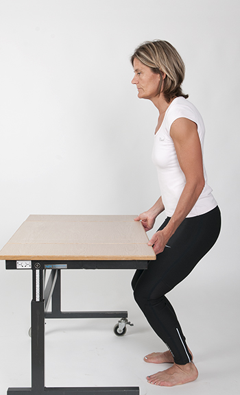 Albue ext passiv staa ved bord start_3461 193-15.jpg