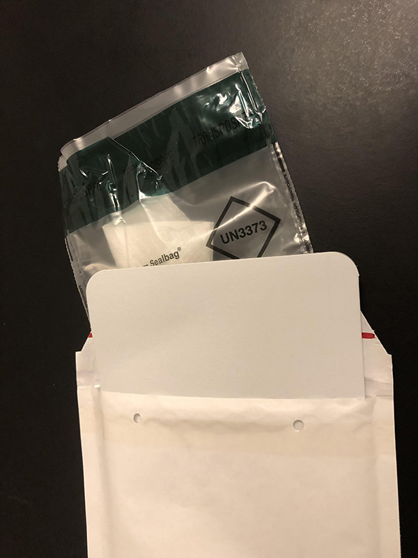 Kuvert med papomslag med plasticforsegling med absorberende omslag og glasset inderst