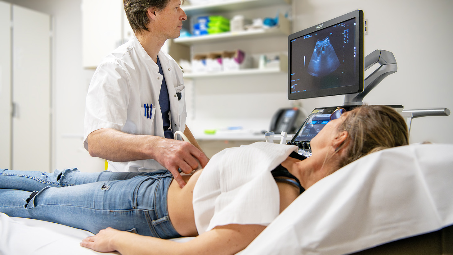 Læge ultralydsskanner kvinde