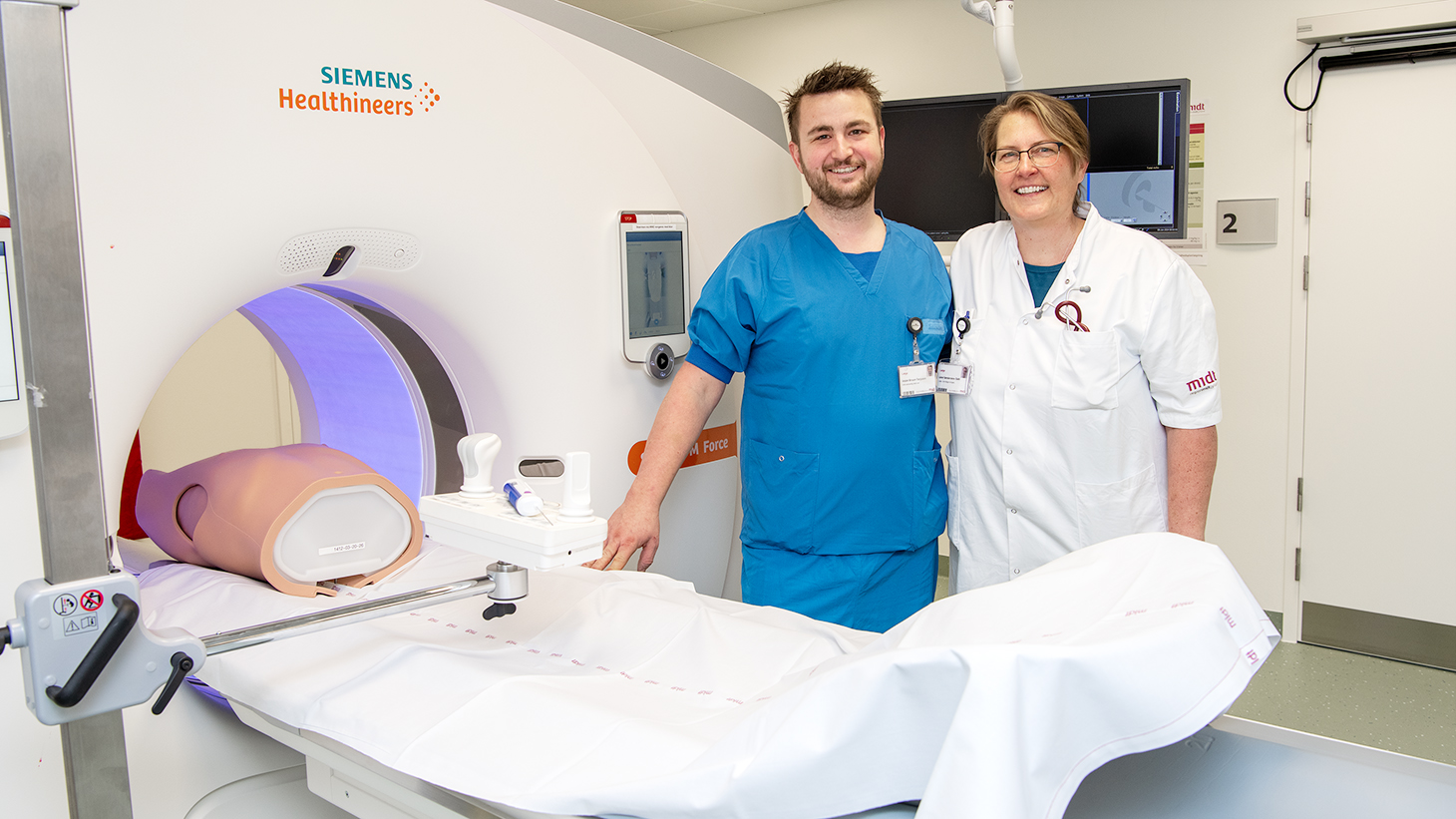 Ledende overlæge i Røntgen og Skanning og ledende overlæge i Lungeklinikken ved CT-skanneren.
