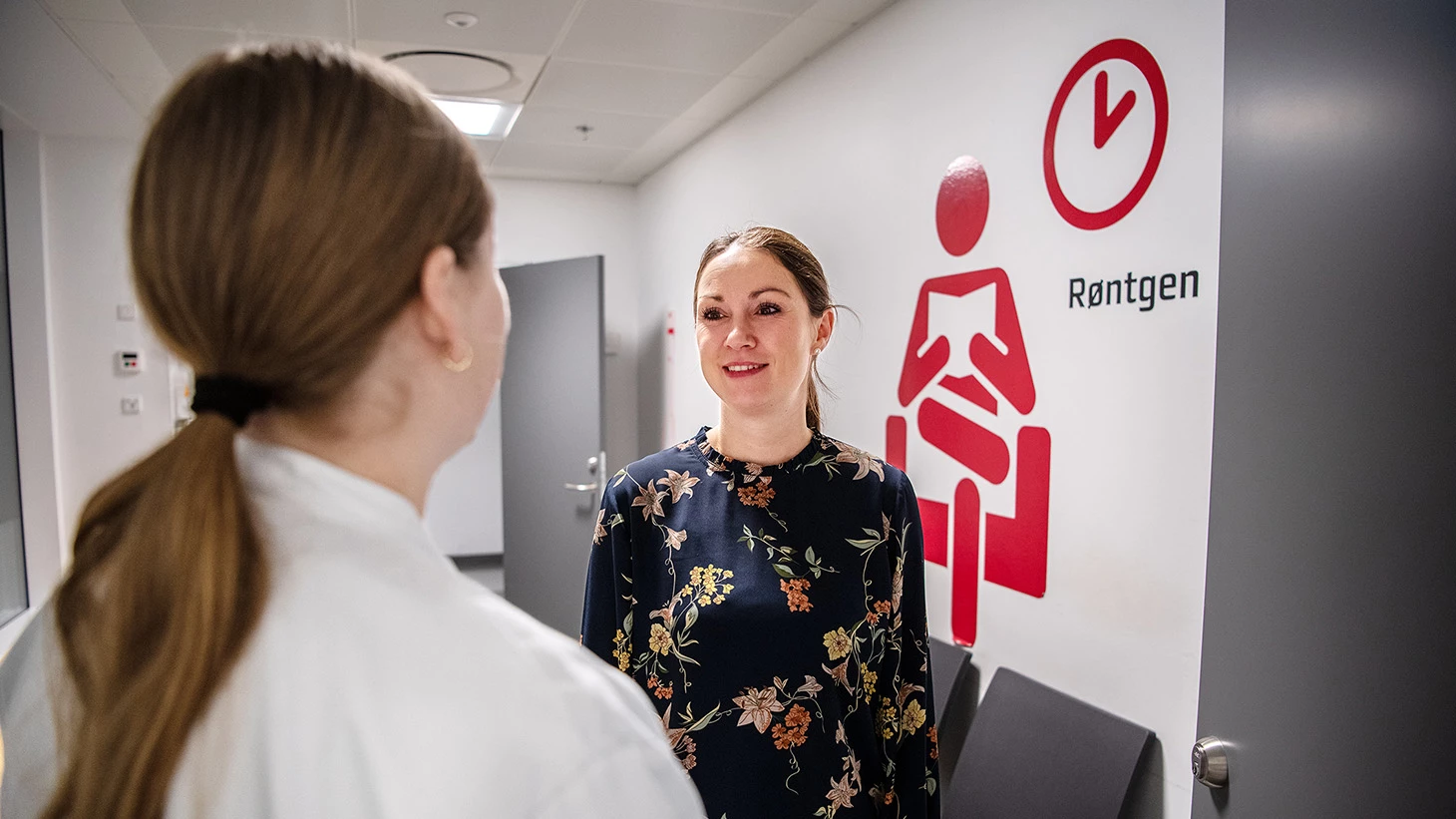 Medarbejder modtager patient i Røntgens venteområde