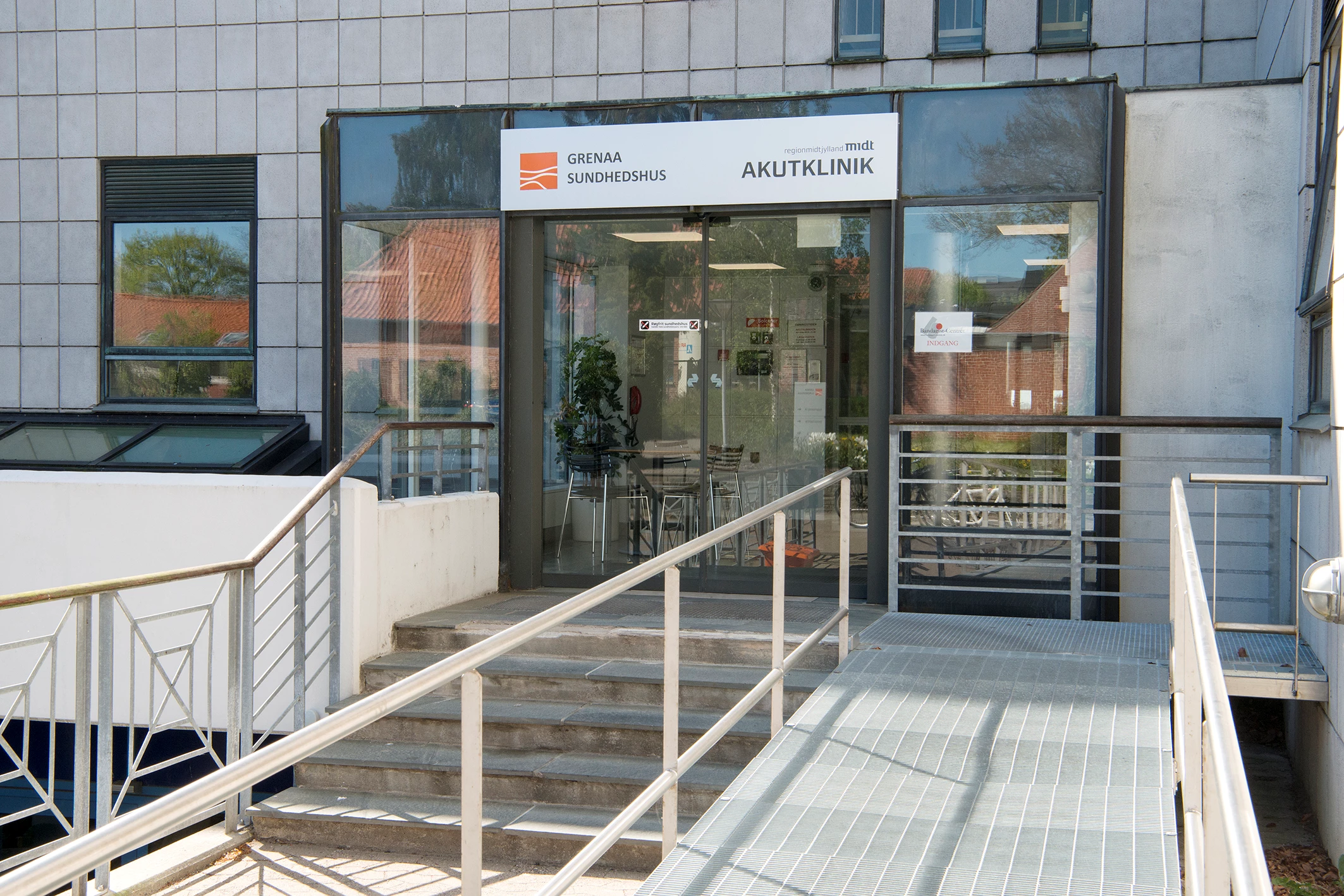 Indgang til Grenaa Sundhedshus