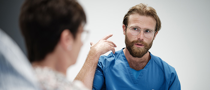 Læge taler med patient